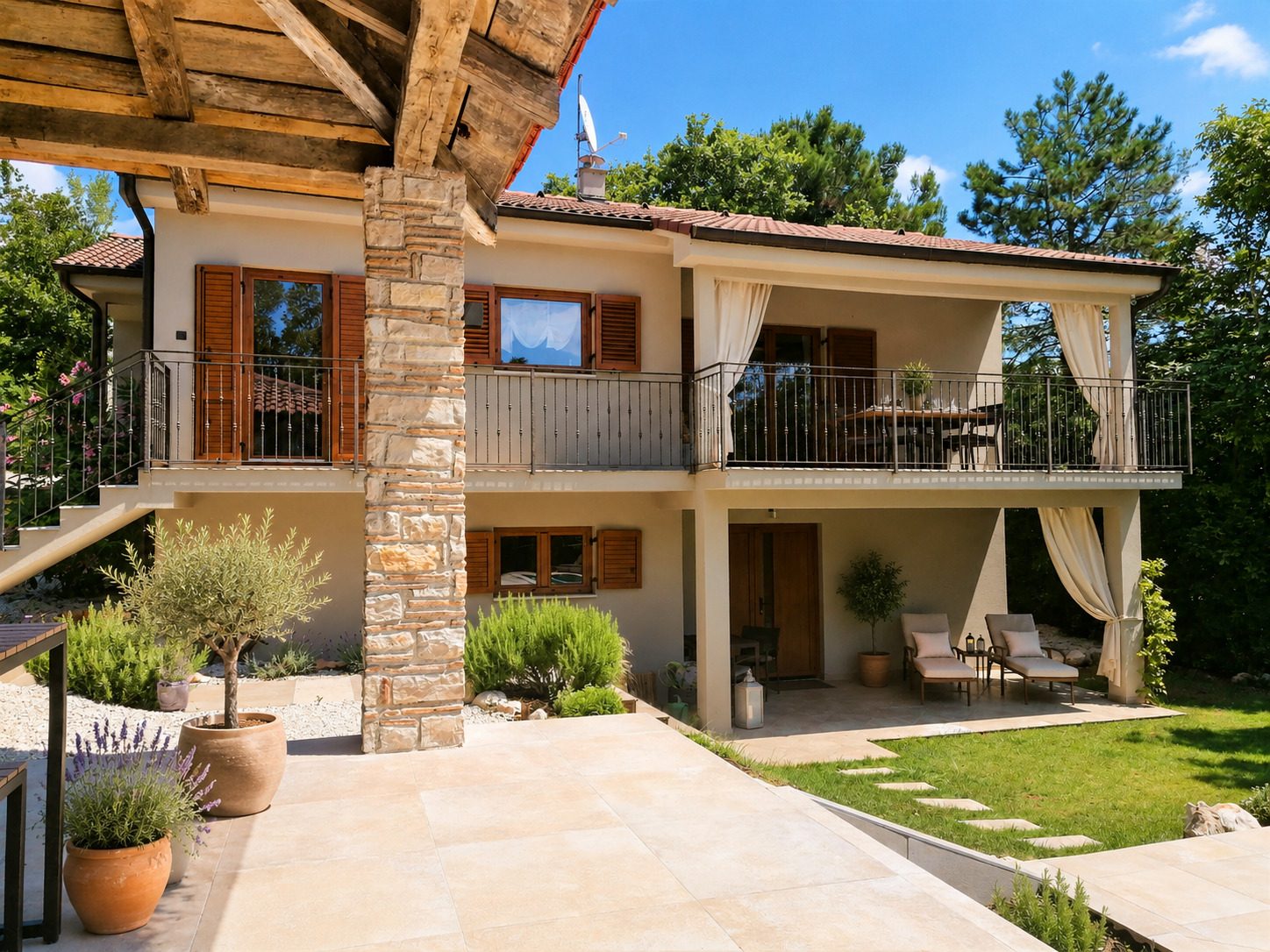 Außenbereich der Gästewohnung im Untergeschoss der Villa VinoSelo