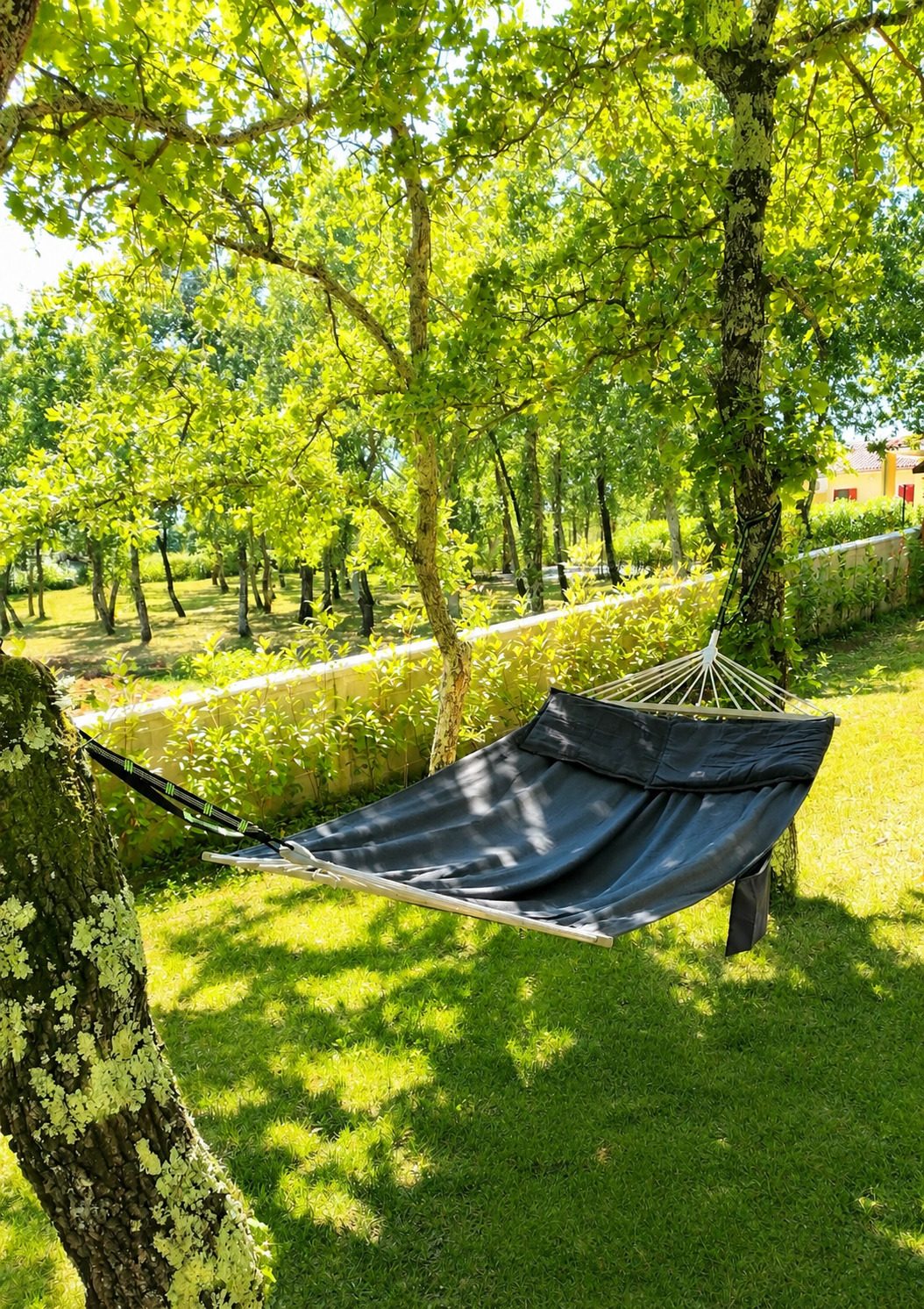Hängematte im schattigen Garten der Villa VinoSelo