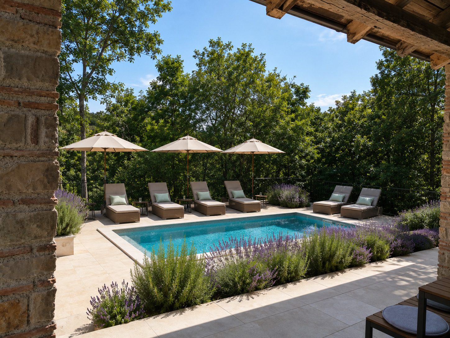 Sonnenliegen am Pool der Villa VinoSelo