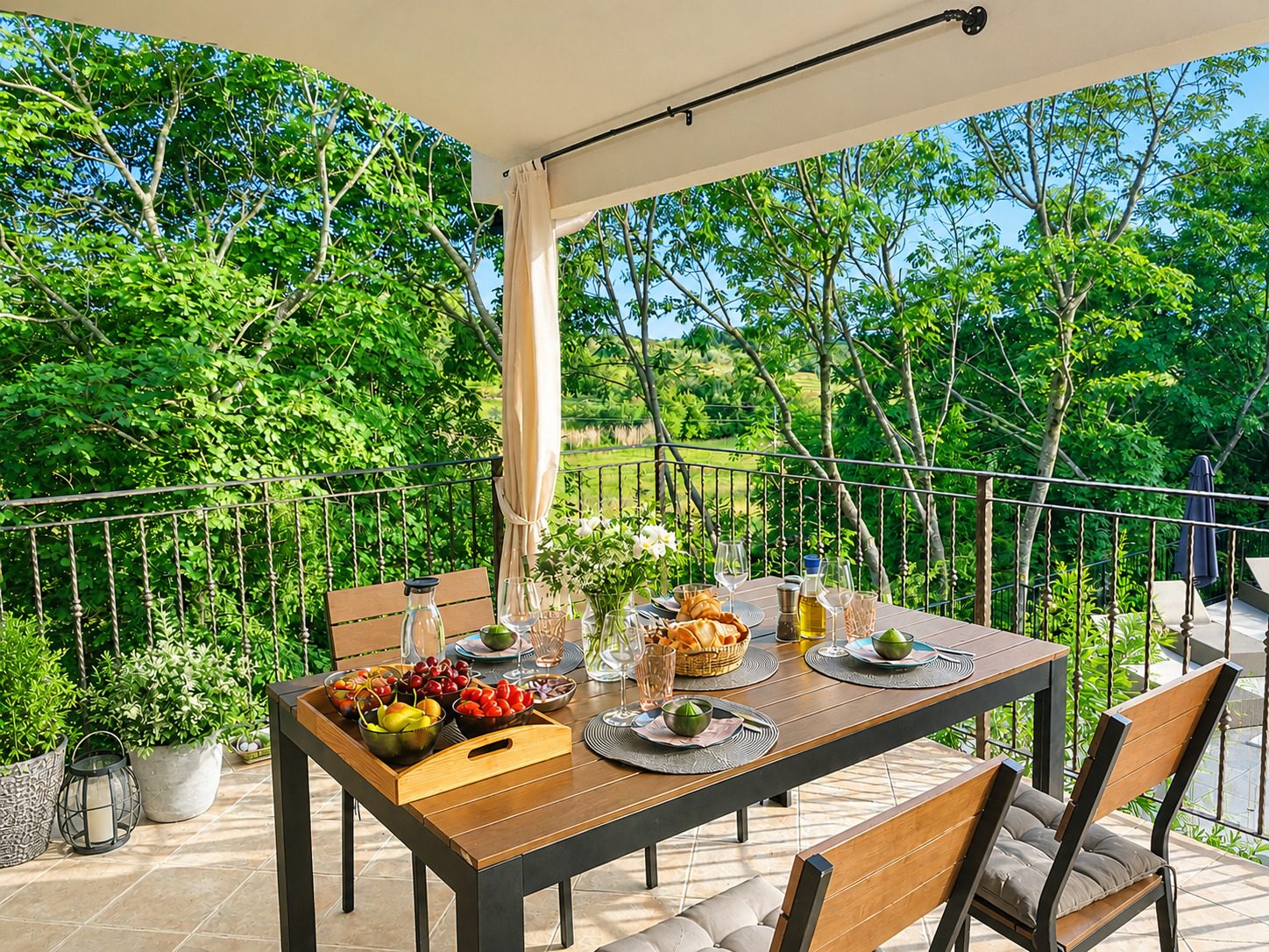 Gedeckter Tisch auf der Terrasse der Villa VinoSelo
